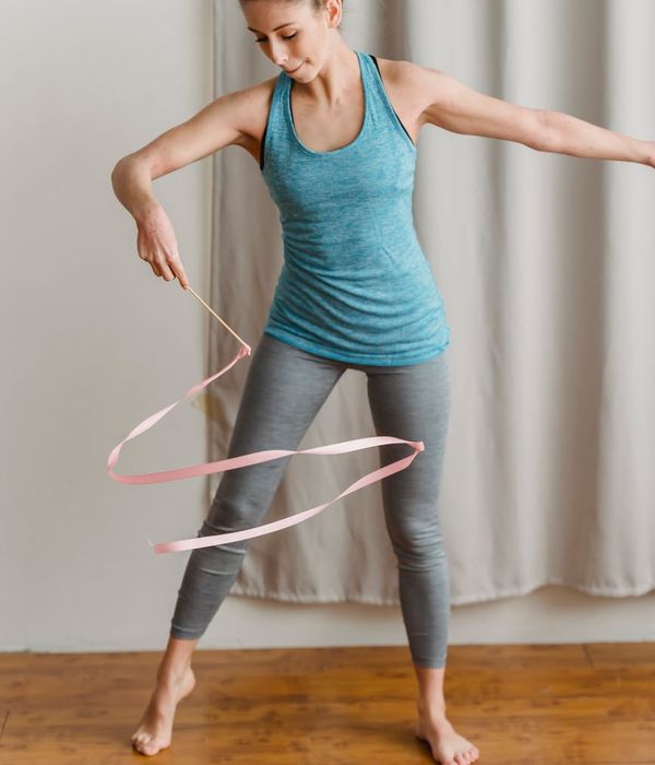 Active woman in a rhythmic posture showing vitality and focus.